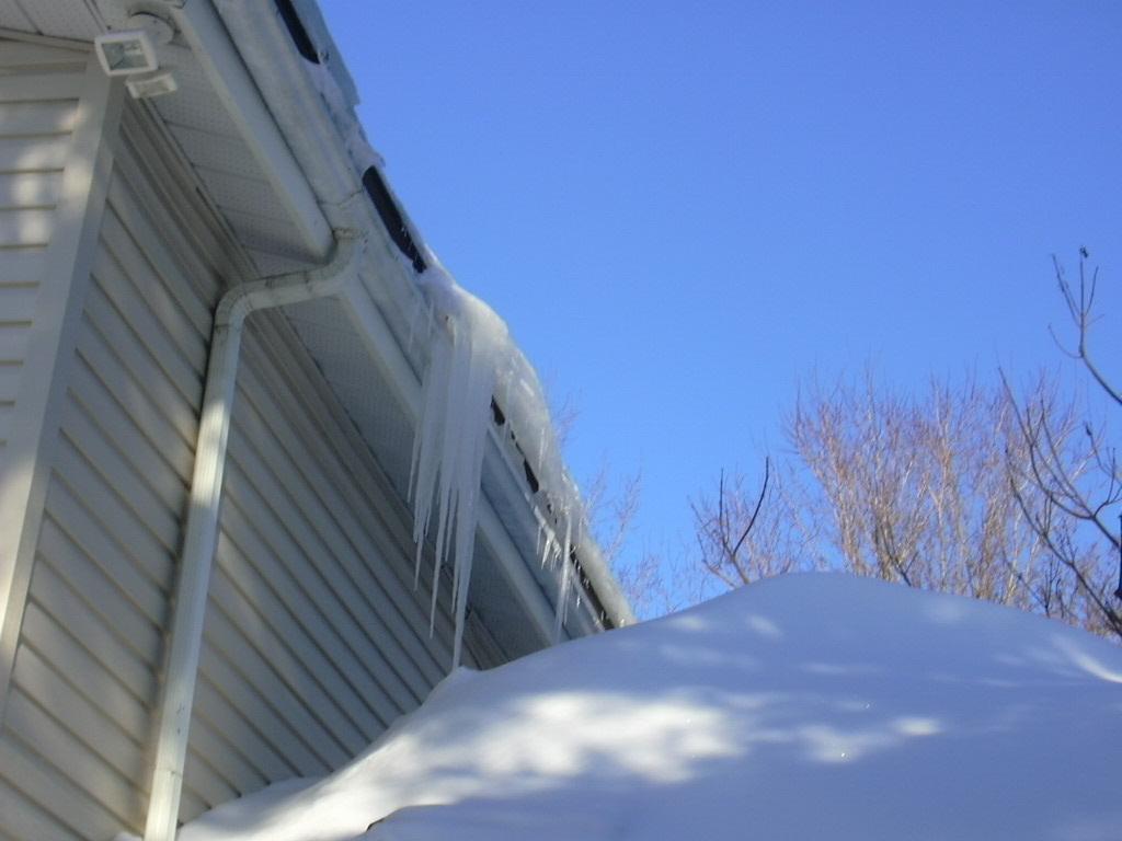 ice-damming-icicles-roof-house